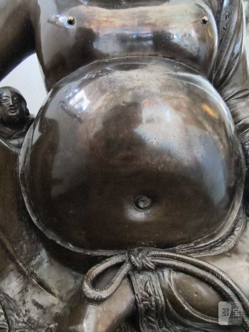 A large cast bronze figure of seated Budai with boys on a lotus pedestal - 图10